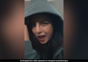 प्रियंका चोपड़ा ने एक कार में गाना गाकर, लुक को पहचानना मुश्किल था …