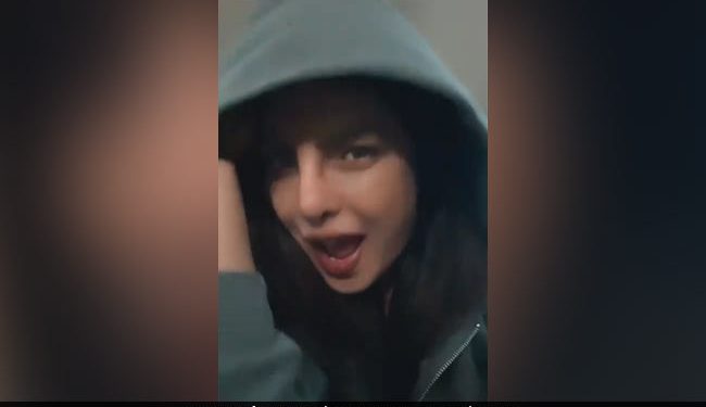 प्रियंका चोपड़ा ने एक कार में गाना गाकर, लुक को पहचानना मुश्किल था …