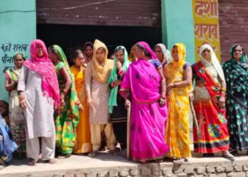 कन्नौज(UP) लाठी लेकर देसी शराब के ठेके पर जमा हुई महिलाएं, शराबियो को सिखाया सबक