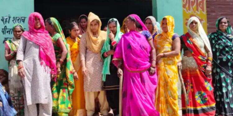 कन्नौज(UP) लाठी लेकर देसी शराब के ठेके पर जमा हुई महिलाएं, शराबियो को सिखाया सबक