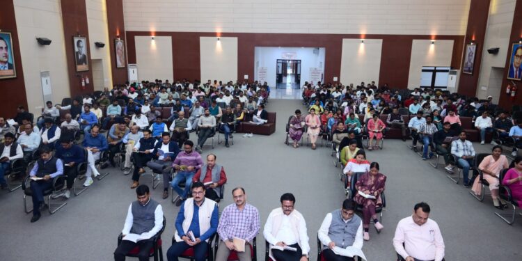 LUCKNOW :एकेटीयू में एक घंटा सभी ने पढ़ी किताबें