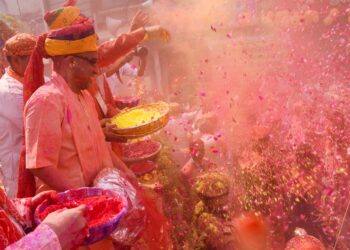 GORAKHPUR :होलिका भस्म की पूजा कर सीएम योगी ने मनाई होली