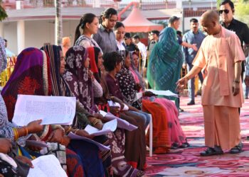 Public Darshan of CM Yogi GORAKHPUR-जनता दर्शन में सीएम योगी ने सुनीं 200 लोगों की समस्याएं