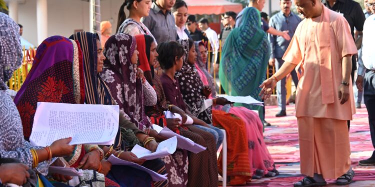 Public Darshan of CM Yogi GORAKHPUR-जनता दर्शन में सीएम योगी ने सुनीं 200 लोगों की समस्याएं