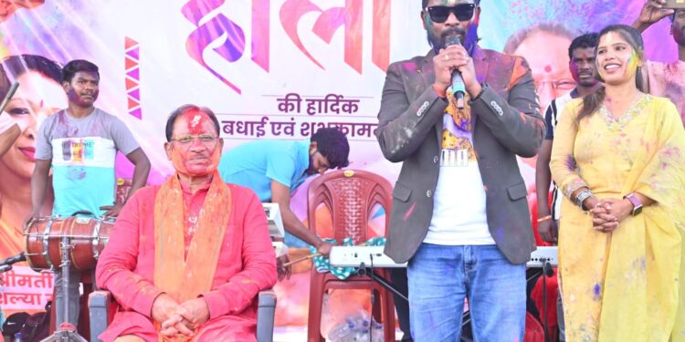 raipur :मुख्यमंत्री विष्णुदेव साय ने अपने गृह ग्राम बगिया में ग्रामीणों संग हर्षोल्लास से मनाई होली*