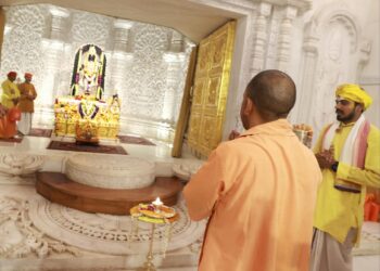 AYODHYA-सीएम योगी ने रामलला के श्रीचरणों में झुकाया शीश, हनुमानगढ़ी में भी लगाई हाजिरी