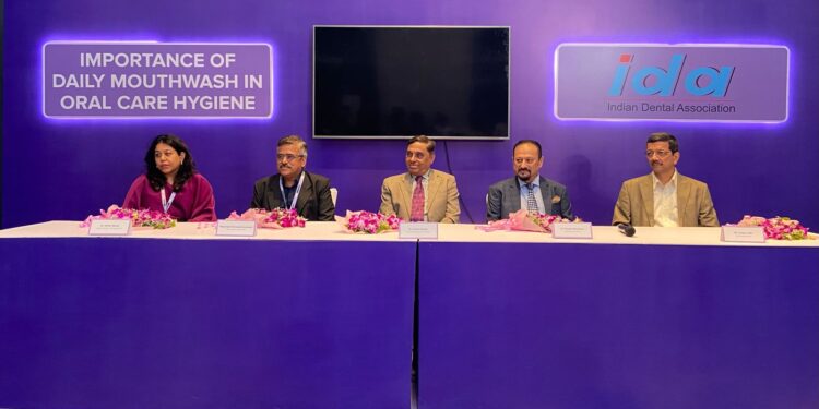 माउथवॉश की मदद से मुँह को साफ रखने पर दिया जोर