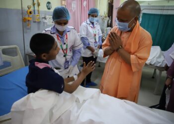 LUCKNOW :मुख्यमंत्री ने फूड प्वाइजनिंग से प्रभावित बच्चों से की मुलाकात, जाना हालचाल*