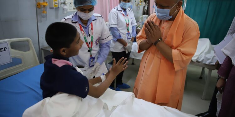 LUCKNOW :मुख्यमंत्री ने फूड प्वाइजनिंग से प्रभावित बच्चों से की मुलाकात, जाना हालचाल*