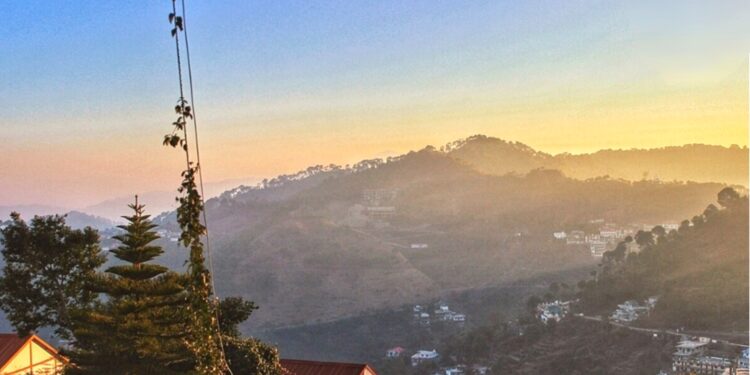 मानसून में जन्नत बन जाती है पारसनाथ पहाड़ी, प्रकृति और आस्था का संगम