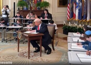 अमेरिका में ट्रंप का बड़ा फैसला: शिक्षा विभाग पर लगा ताला!