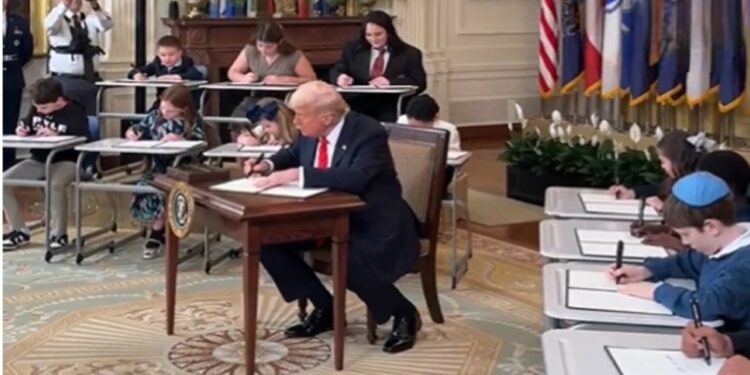 अमेरिका में ट्रंप का बड़ा फैसला: शिक्षा विभाग पर लगा ताला!