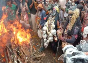 काशी में खेली गई जलती चिताओं की राख से होली ,भूत प्रेत भी हुए शामिल