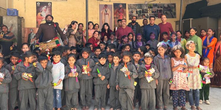 DEHRADUN :शिव सेना उत्तराखंड ने नन्हे मुन्ने बच्चों के साथ मनाया होली मिलन कार्यक्रम