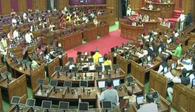 UP-विधान भवन हाल में विधायक ने थूका पान मसाला ,अध्यक्ष को आया गुस्सा