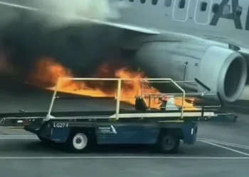 Plane Fire in America:अमेरिकन एयरलाइंस के विमान में लगी आग ,सभी यात्री सुरक्षित