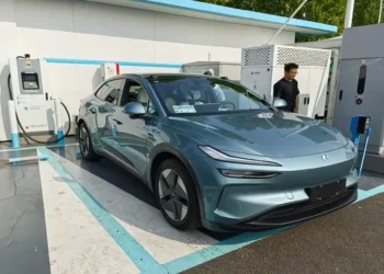 केंद्रीय मंत्री NITIN GADKARI का बड़ा दावा -अगले 6 महीने में पेट्रोल कारों के दाम पर मिलेंगी इलेक्ट्रिक कारें’