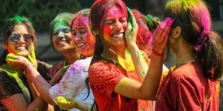 HOLI FESTIVAL – देशभर में होली के त्यौहार की छाई खुमारी