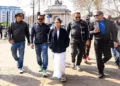 लंदन की सड़कों पर साड़ी और चप्पल में जॉगिंग करती नजर आयीं ममता बनर्जी