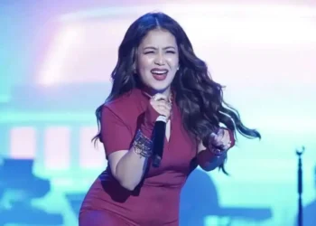 Neha Kakkar Australia Controversy::स्टेज पर रोते हुए दर्शकों से नेहा कक्कड़ ने मांगी मांफी ,और बोली मेरे पास मां है …