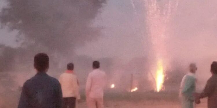 कन्नौज: आतिशबाजी गोदाम में लगी आग, रुक रुक कर होते रहे धमाके, गेट दूर जा गिरा