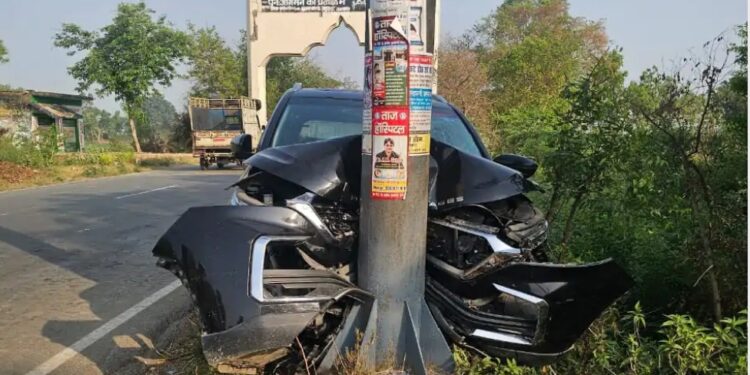 कन्नौज: पोल से ठुकी कार, मऊरानीपुर इंस्पेक्टर के बेटे की मौत