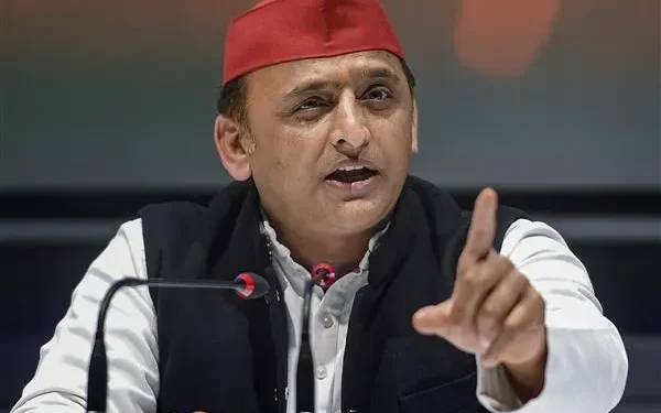 LUCKNOW :रामजी लाल सुमन के काफिले पर हमला, अखिलेश बोले “क्या बुल्डोजर बेदम हो गया”