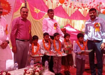 कन्नौज: स्कूल चलो अभियान: डीएम ने बांटी किट, सीडीओ ने दिखाई हरी झंडी