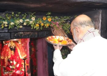 RAIPUR :केन्द्रीय गृह मंत्री  अमित शाह ने मुख्यमंत्री विष्णुदेव साय के साथ मां दंतेश्वरी की पूजा-अर्चना की