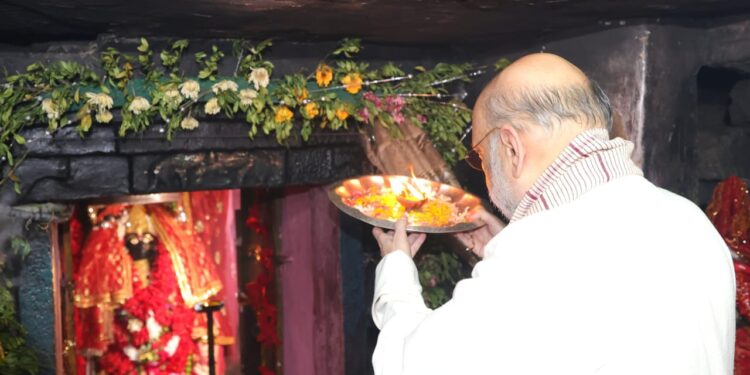 RAIPUR :केन्द्रीय गृह मंत्री  अमित शाह ने मुख्यमंत्री विष्णुदेव साय के साथ मां दंतेश्वरी की पूजा-अर्चना की