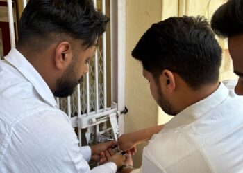 DEHRADUN :डीएवी कॉलेज में छात्रों का फूटा गुस्सा, प्राचार्य कार्यालय पर जड़ा ताला!