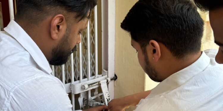 DEHRADUN :डीएवी कॉलेज में छात्रों का फूटा गुस्सा, प्राचार्य कार्यालय पर जड़ा ताला!