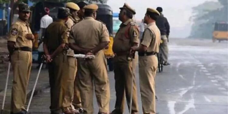 LUCKNOW :ग्रेटर नोएडा फर्जी एनकाउंटर में 12 पुलिस वाले नपे