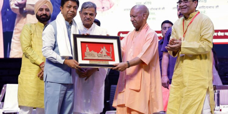 LUCKNOW :कुछ मिशनरी और वामपंथी कर रहे थे जनजातीय समाज का ब्रेनवॉश : योगी*