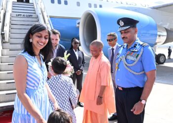 AGRA:अमेरिकी उप राष्ट्रपति जेडी वेंस का सीएम योगी ने गर्मजोशी से किया स्वागत*