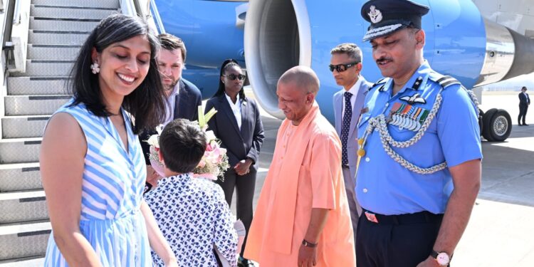 AGRA:अमेरिकी उप राष्ट्रपति जेडी वेंस का सीएम योगी ने गर्मजोशी से किया स्वागत*