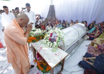 pahalgam terrorist attack:कानपुर के शुभम द्विवेदी के अंतिम दर्शन करने पहुंचे मुख्यमंत्री योगी आदित्यनाथ* 