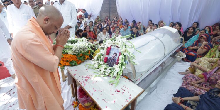 pahalgam terrorist attack:कानपुर के शुभम द्विवेदी के अंतिम दर्शन करने पहुंचे मुख्यमंत्री योगी आदित्यनाथ*