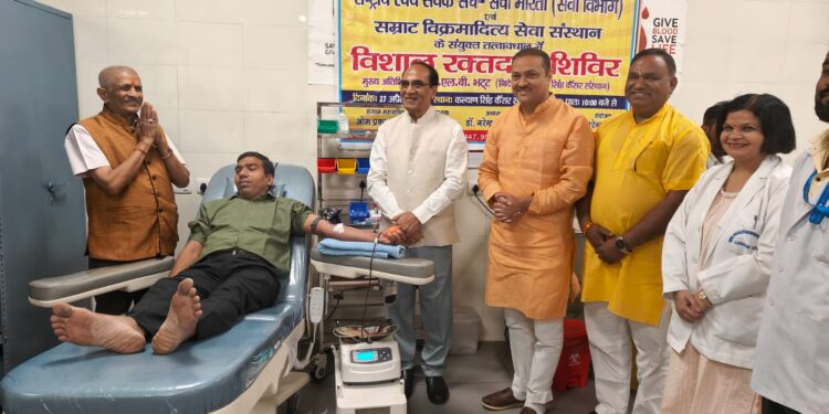 LUCKNOW :कैंसर मरीजों को जीवन दान देने के लिए रक्तदान ही सब से बेहतर उपाय-एम. एल. बी. भट्ट 
