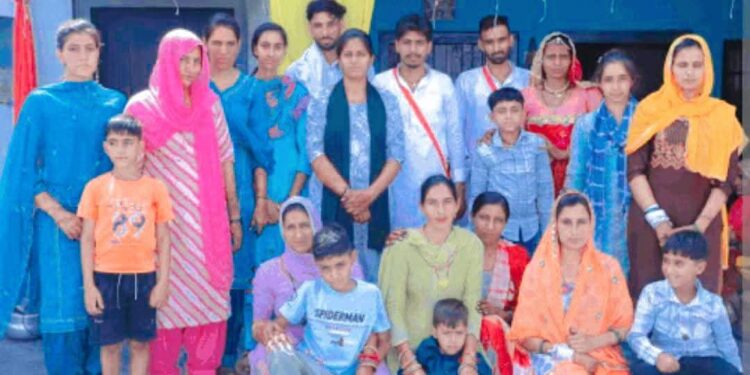 आंगन में खिलती छह ख़ुशियाँ: किसान राजेश के बच्चों की अनूठी शादी की कथा