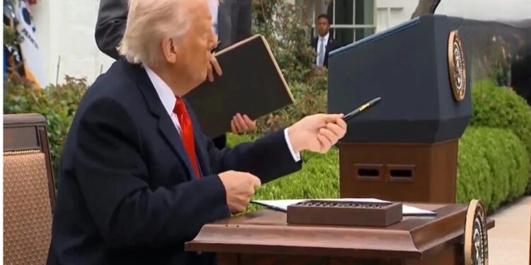 अमेरिका में 10% बेस टैरिफ आज से लागू, ट्रंप की नीतियों से हिले वैश्विक बाजार