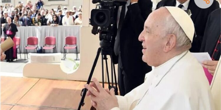 वेटिकन में पोप फ्रांसिस से मिले महाराजा चार्ल्स और महारानी कैमिला