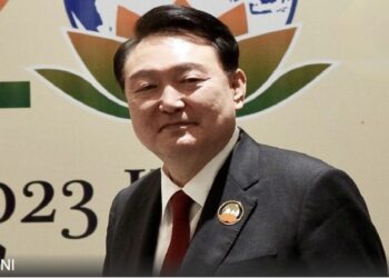 मार्शल लॉ के बाद अपदस्थ हुए राष्ट्रपति यून सूक येओल ने छोड़ा आधिकारिक आवास, भावुक विदाई में समर्थकों से गले मिले