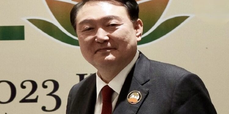 मार्शल लॉ के बाद अपदस्थ हुए राष्ट्रपति यून सूक येओल ने छोड़ा आधिकारिक आवास, भावुक विदाई में समर्थकों से गले मिले