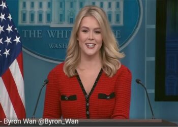 व्हाइट हाउस की प्रेस सचिव कैरोलिन लीविट ‘मेड इन चाइना’ ड्रेस विवाद में घिरीं, चीन ने बताया पाखंडी!