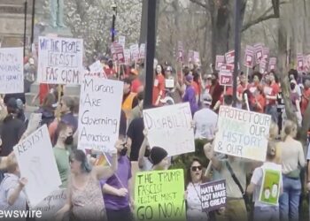 अमेरिका में उठी ‘Dump Trump’ की लहर! 50 राज्यों में विरोध की आग, मस्क और ट्रंप पर बरसे लोग