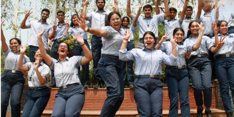 यूपी बोर्ड रिजल्ट 2025: 10वीं में यश प्रताप और 12वीं में महक जायसवाल ने किया टॉप, छात्राओं का प्रदर्शन फिर रहा शानदार