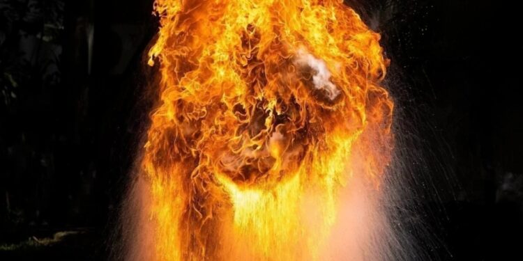 ईरान के शाहिद राजाई बंदरगाह पर भयंकर विस्फोट! मिसाइल ईंधन के कारण 14 की मौत, 750 घायल