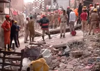 NEW DELHI :सुबह 3 बजे लोग सो रहे थे अचानक भरभराकर गिर गयी बिल्डिंग ,6 लोगों की मौत दर्जनों घायल