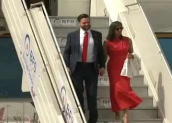 NEW DELHI :पत्नी उषा वेंस, बच्चे और अमेरिकी प्रशासन के साथ भारत पहुंचे अमेरिकी उपराष्ट्रपति जेडी वेंस